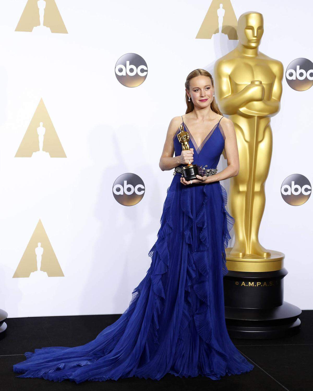 Nicht Gold und auch nicht Weiß wählte Brie Larson - sie setzte auf Gucci. Den Preis bekam sie für ihre Rolle in "Raum".