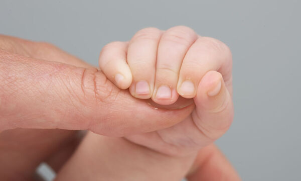 Frauenhand und Baybfinger