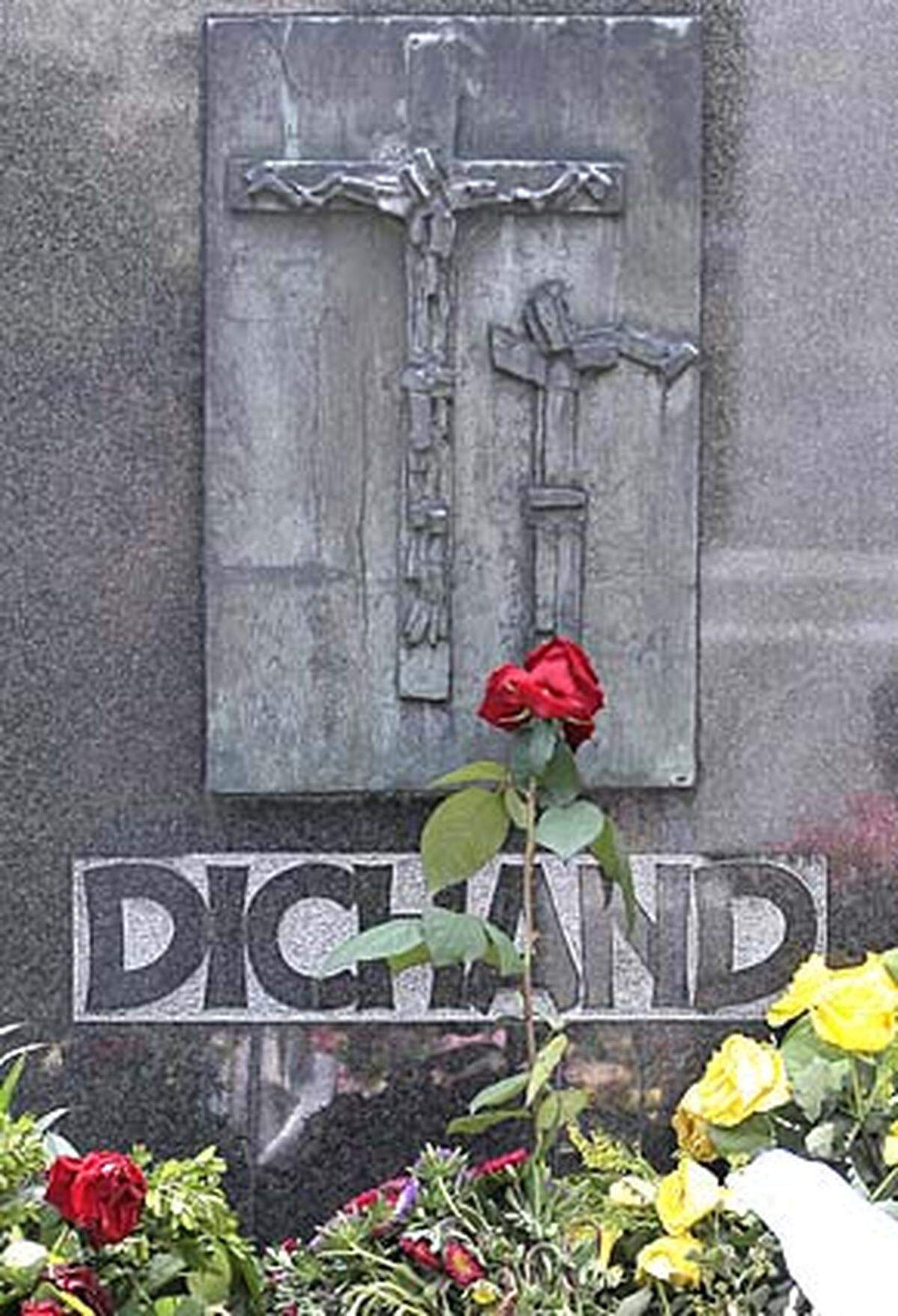 Der mächtige Herr der "Kronen Zeitung", Hans Dichand, ist am Samstag mit einer Seelenmesse im Wiener Stephandsdom öffentlich verabschiedet worden. Die Beisetzung des 89-Jährigen erfolgte dem Vernehmen nach bereits am Freitag. Dichand wurde im engsten Familienkreis auf dem Grinzinger Friedhof beigesetzt.