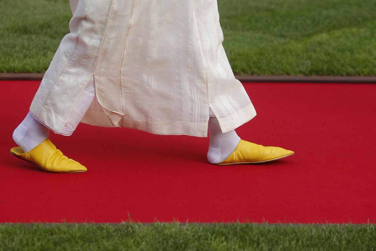 Dieses Schuhwerk tanzte vom Teppich, der Träger blieb incognito.