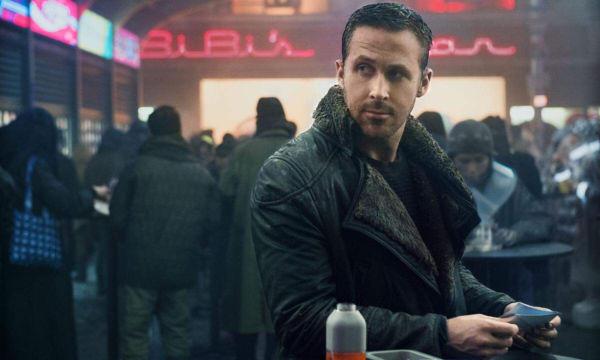 Filmstart: 6. Oktober 2017  Filmfans blicken "Blade Runner 2049" mit Skepsis entgegen, denn das Original ist ein Klassiker - und jede Fortsetzung ein Risiko. Harrison Ford kehrt jedenfalls 30 Jahre nach dem ersten "Blade Runner" in seiner legendären Rolle als Roboter jagender Polizist Rick Deckard zurück und bekommt Ryan Gosling an die Seite gestellt. Den Regiesessel übernimmt Denis Villeneuve von Ridley Scott. Das lässt hoffen, immerhin gelang Villeneuve mit "Arrival" jüngst ein außergewöhnlicher Science-Fiction-Film.