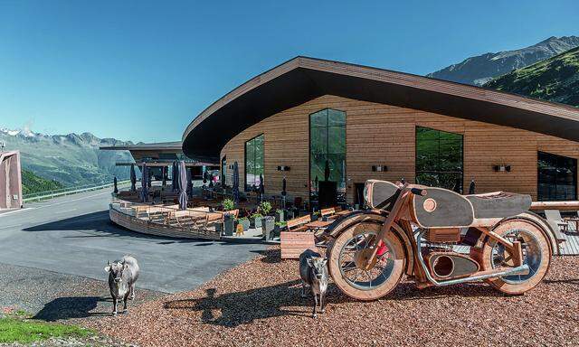 Fantastische Aussicht aufs Ötztal von der Terrasse des Restaurants des Top Mountain Motorcycle Museum in Hochgurgl.