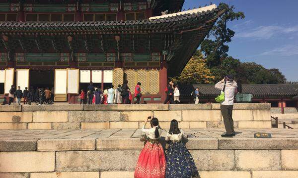 Man schlüpft in die koreanische Tracht, Hanbok genannt, und flaniert nach Changdeokgung, den alten Königspalast mitten in der Stadt.