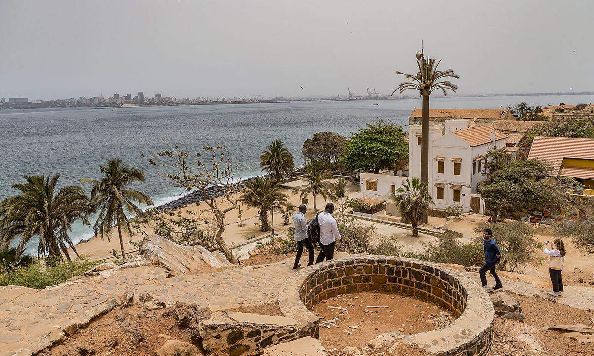 Der Senegal war einer der größten Ausgangspunkte für die Verschleppung von Sklaven über den Atlantik. Weniger von der Insel Gorée aus als ursprünglich angenommen, sondern  viel mehr von Saint-Louis. Gorée jedenfalls ist seit 1978 Unesco-Weltkulturerbe und Ziel von Besuchern aus der ganzen Welt.