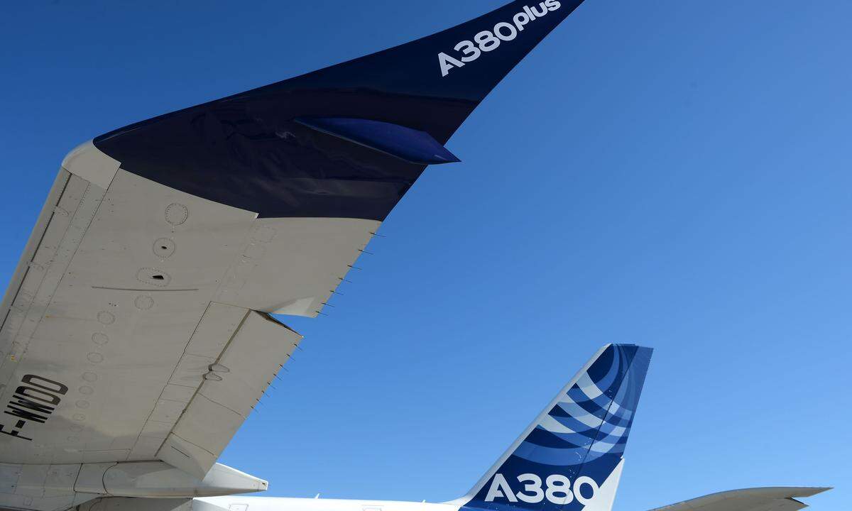 Ein Knick für den Ladenhüter: Der Flugzeugbauer Airbus greift für sein kaum noch gefragtes Flaggschiff A380 in die Trickkiste. Durch den Anbau riesiger, abgeknickter Flügelenden soll der Treibstoffverbrauch des weltgrößten Passagierjets um vier Prozent schrumpfen. Name des Projekts: A380plus (auf dem Foto sind die Flügelenden eine Attrappe).