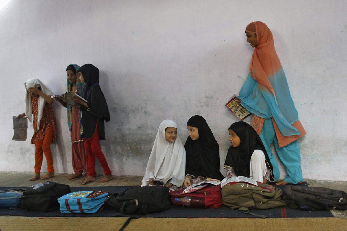 Diese muslimischen indischen Mädchen lernen, den Koran zu lesen. Millionen indische Kinder können nicht zur Schule gehen, weil sie arbeiten müssen.