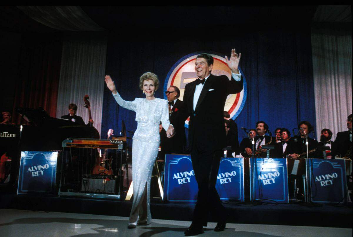 Nancy Reagan war zur zweiten Amtszeit ihres Ehemannes  Ronald Reagan 1985 schon als Modeikone etabliert. Sie trug ein Kleid von James Galanos, der schon das Kleid vier Jahre zuvor entworfen hatte.