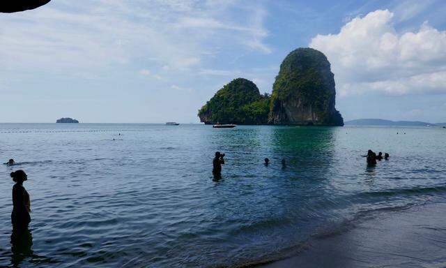 Täglich landen Lang- und Motorboote mit Ausflüglern in der Bucht Railay West, wo dann auch der Phra Nang Beach liegt, angeblich der schönste Strand Thailands. 