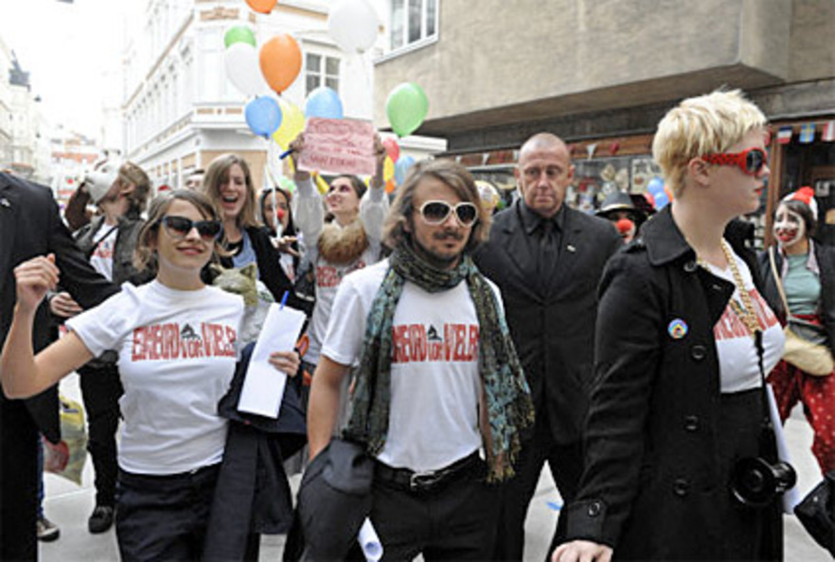 Auch drei Vertreter der Audimax-Besetzer kamen und nutzten ihren Auftritt für einen Show-Effekt: Unter den Klängen von "When The Saints Go Marching In" zogen sie in den Hochschuldialog ein.