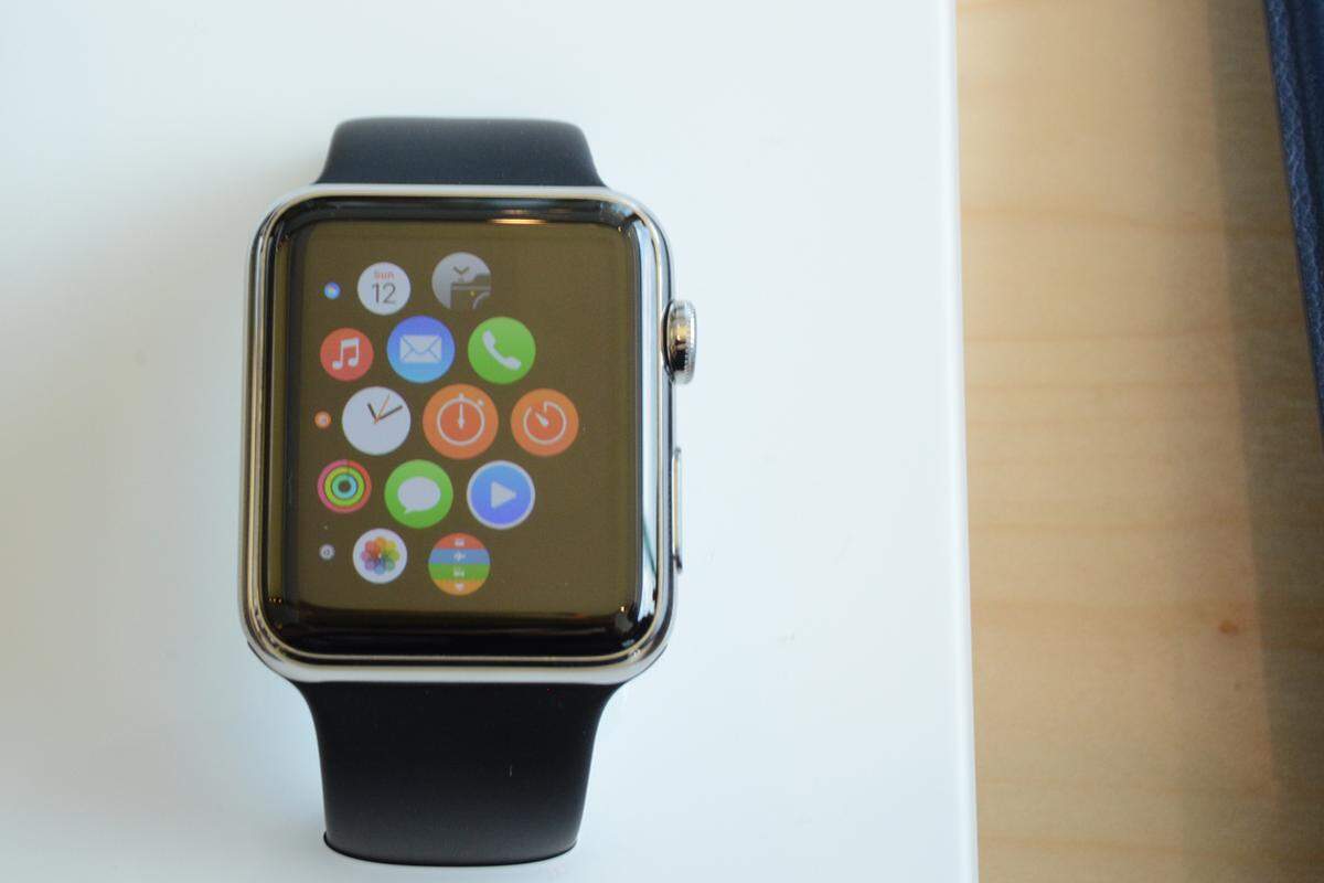 Den Eindruck, den die Apple Watch hinterlässt, ist durchwachsen. Es ist ein verkleinertes iPhone mit einem winzigen Display. Bei der Bedienung sind Nerven gefragt, zumindest am Anfang. Und dann wäre da noch die Sache mit dem Akku. Ersten Testberichten zufolge muss sie bei moderater Nutzung bereits innerhalb eines Tages an den Strom.