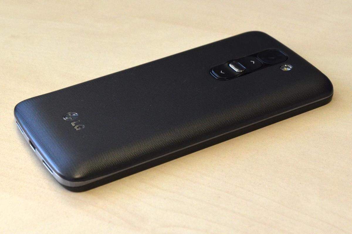 Auch LG hat nun eine Mini-Version seines großformatigen Flaggschiff-Smartphones G2 auf den Markt gebracht. Wie so oft ist nicht nur das Format geschrumpft - auch die Technik ist schwächer. Dasselbe gilt dafür auch für den Preis: ab rund 270 Euro ist das kleine G2 erhältlich. DiePresse.com hat das Gerät ausprobiert.