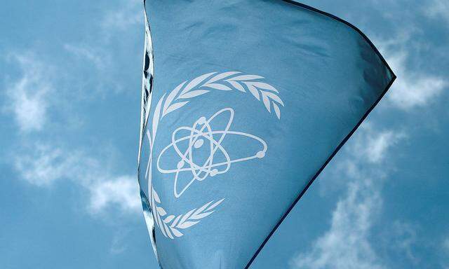 Archivbild der IAEA-Flagge vor dem Hauptquartier in Wien.