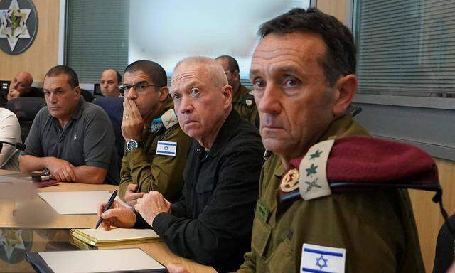 Israels Verteidigungsminister Yoav Gallant (2. von rechts), und der Generalstabschef des Militärs Herzi Halevi (rechts) bei einer Sitzung im Militärhauptquartier in Kirya, Tel Aviv am Montag.