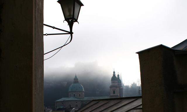 Salzburg kann durchaus auch gruselig sein: Hier der Blick von der Kirche am Mönchsberg in Richtung der Festung.
