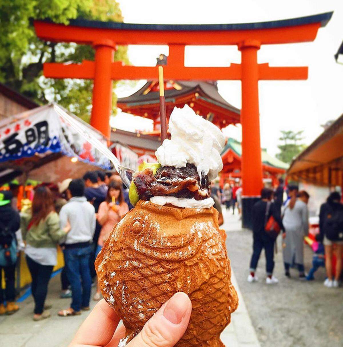 In Kyoto wird ein gebackener Fisch, gefüllt mit Bohnenpaste, Schokolade und Schlagobers serviert.