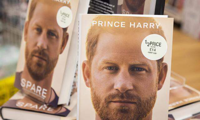 Entertainment Bilder des Tages January 10, 2023, London, United Kingdom: Copies of Prince Harry s new book Spare on sale