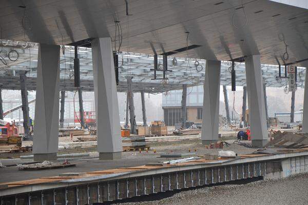 Während der westliche Teil der Bahnsteige noch eine durchgängige Halle ist, sind am östlichen Ende der Bahnsteige nur noch die Passagierbereiche, nicht mehr die Gleise überdacht. Im Bild ein Blick vom bald aktiven Bahnsteig neun zu den Nachbar-Bahnsteigen, die noch in Bau sind.