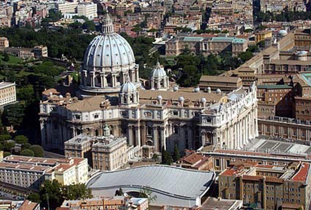 Der Vatikan ist mehr als nur das Zentrum der römisch-katholischen Kirche: In seinen teils 2000 Jahre alten Gemäuern verbergen sich zahllose Geheimnisse, Überraschungen, Skurrilitäten und Rekorde. Ein Streifzug durch die Wunderwelt Vatikan ...