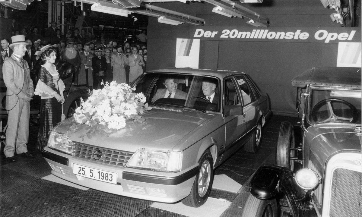 1983 läuft der 20.000.000ste Opel, ein Senator CD, vom Band. Vorstandschef Ferdinand Beickler fährt das Jubiläumsfahrzeug gemeinsam mit dem Betriebsratsvorsitzenden Richard Heller von der Linie.