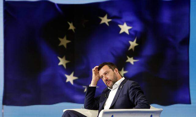 Vizepremier Matteo Salvini bietet der EU die Stirn: Trotz des drohenden Defizitverfahrens will er nicht auf versprochene Steuersenkungen verzichten.