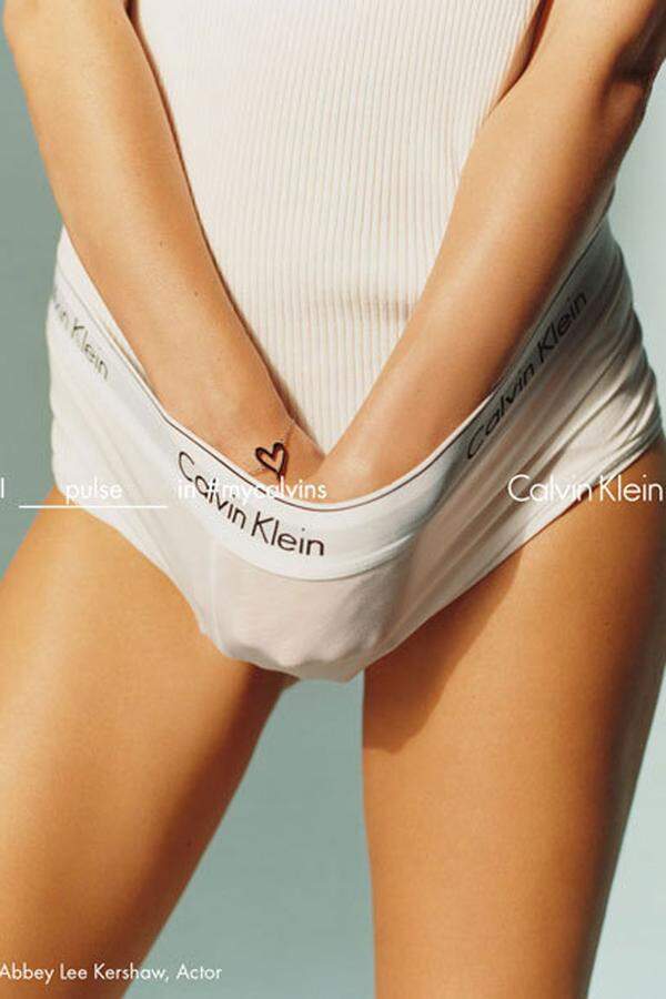 Calvin Klein äußerte sich zu den Vorwürfen bisher nicht, dass die mitunter sehr eindeutigen Posen aber auch polarisieren werden, war dem Unternehmen wohl bewusst. Model Abbey Lee Kershaw hat die Hände in der Hose.
