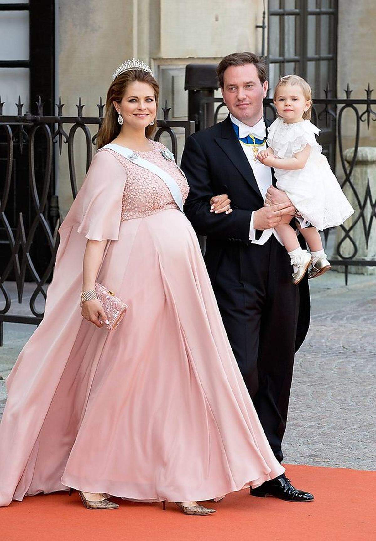 Unvergesslich ist dabei Prinzessin Madeleines Auftritt bei der Hochzeit von Bruder Prinz Carl Philip und Prinzessin Sofia, damals noch bürgerliche Hellqvist: Höchst schwanger erschien sie zur Trauung in einem rosafarbenen Traumkleid von Elie Saab. Das Couture-Stück wurde an Schwangeren-Bedürfnisse angepasst. Zwei Tage nach der Hochzeit kam Prinz Nicolas zur Welt. 