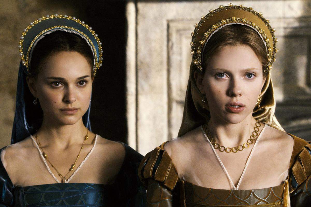 Im Intrigenspiel "Die Schwester der Königin" (2008) spielte Portman Anne Boleyn. Scarlett Johansson mimte ihre Schwester Mary Boleyn.Trotz Star-Besetzung war der Erfolg an den Kinokassen überschaubar. Der Film spielte aber weltweit immerhin 74 Millionen Dollar ein.