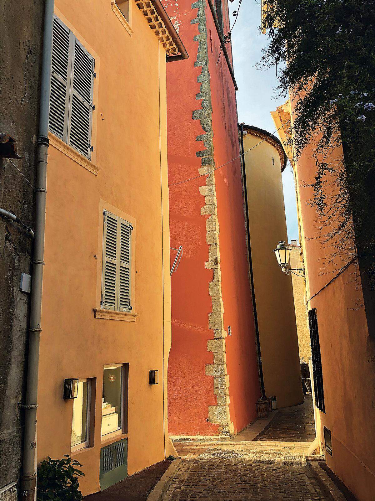Gebäude in den typischen warmen Farben Ocker, Gelb und Pink. Die Farben von St. Tropez. 