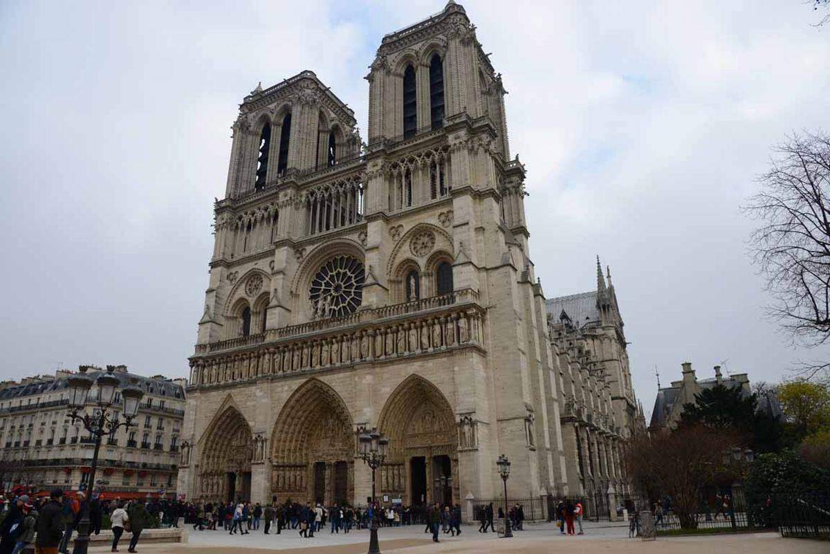 In den Jahren 1163 bis 1345 errichte, gilt das Bauwerk als eines der frühesten gotischen Kirchengebäude Frankreichs. Die beiden Türme sind 69 Meter hoch, das Kirchenschiff 130 Meter lang und bietet bis zu 10.000 Personen Platz. 