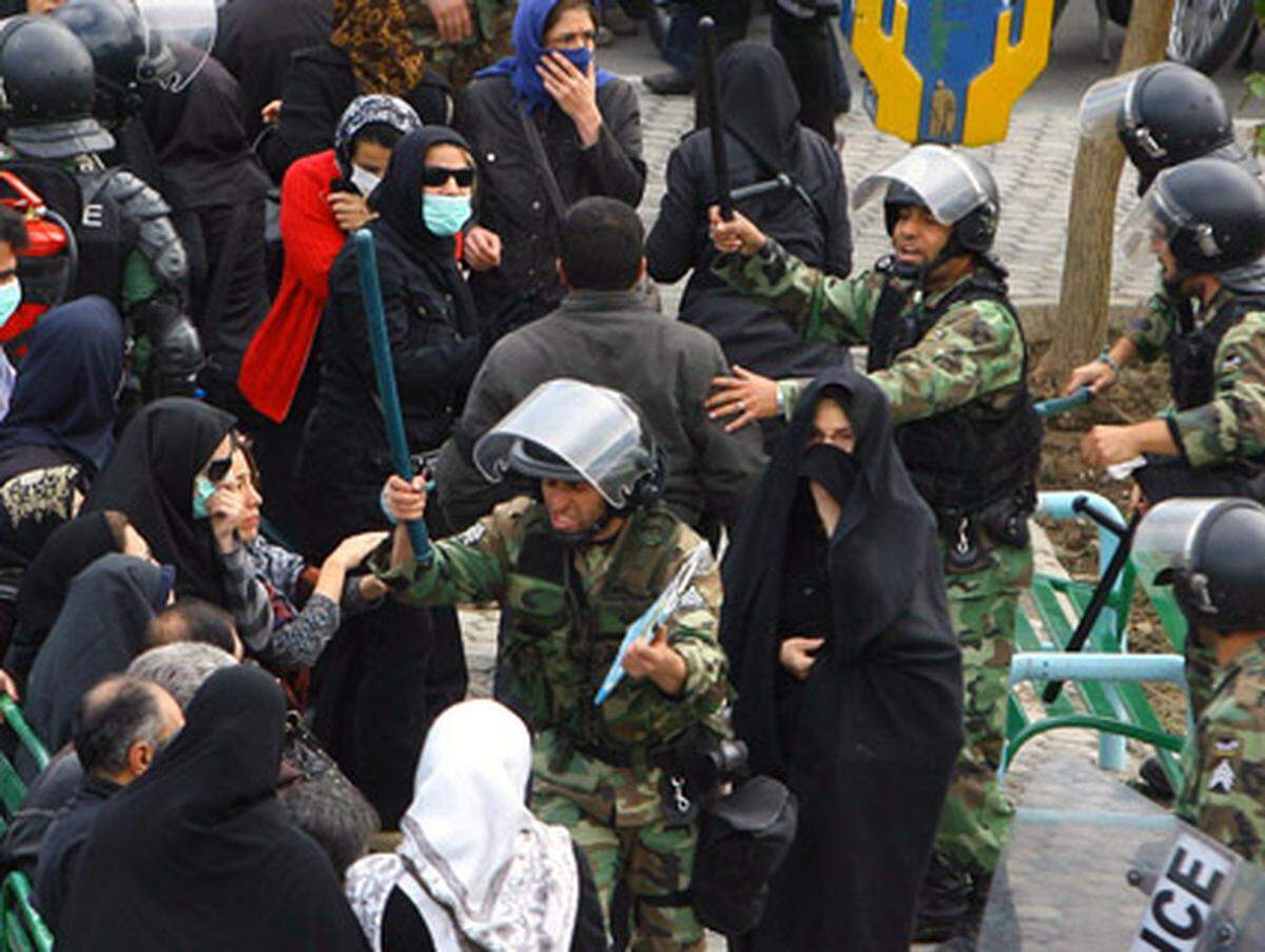 In Teheran kommt es am Rande einer offiziellen Kundgebung zum 30. Jahrestag der Besetzung der US-Botschaft erneut zu Zusammenstößen zwischen Regierungsgegnern und der Polizei, 109 Menschen werden in Haft genommen.