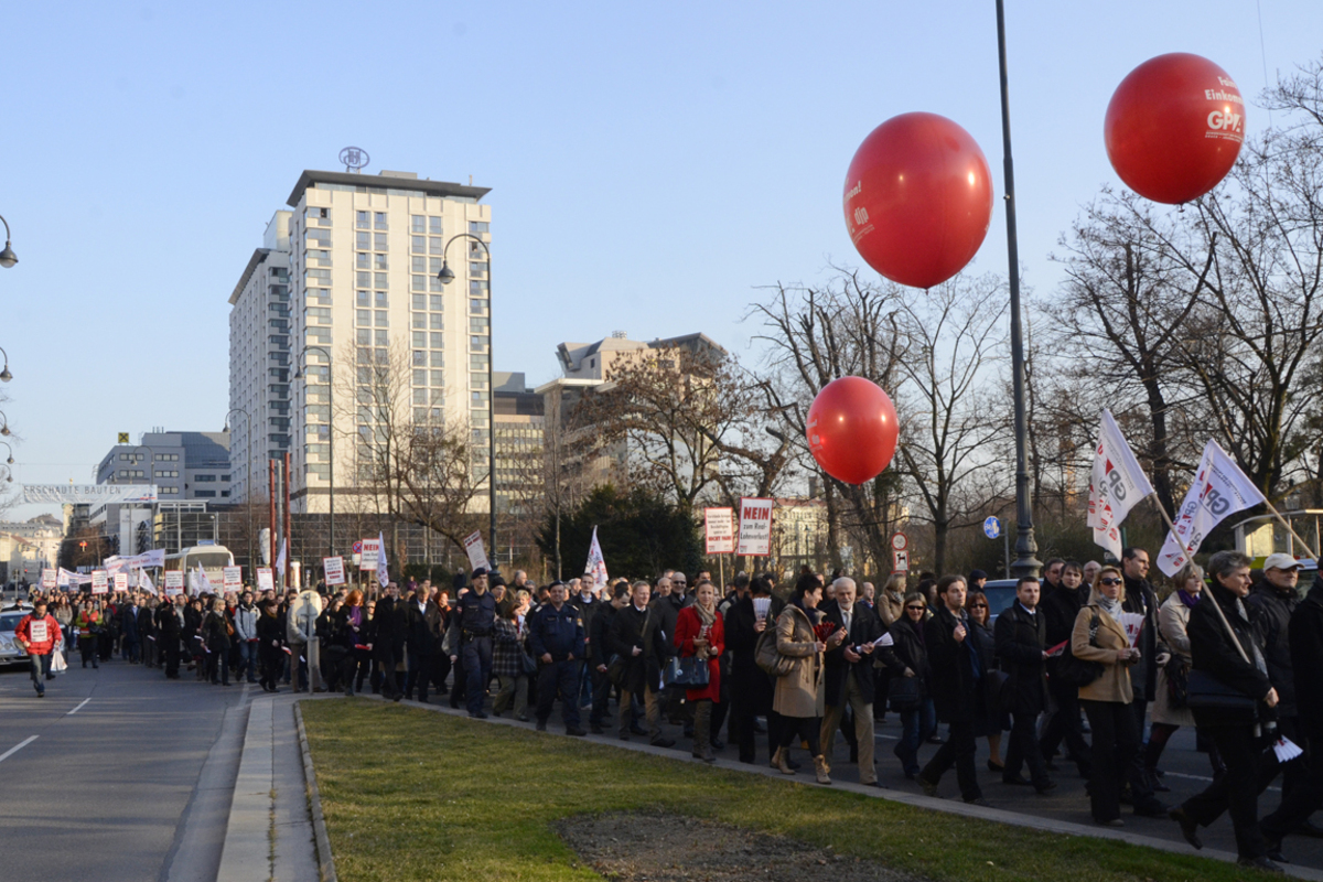 Dabei wolle man nichts weiter, als eine faire Entlohnung, die eben einer Inflationsanpassung entspreche, sagte ein anderer Teilnehmer. Die breite Öffentlichkeit könne dies aber anders sehen.