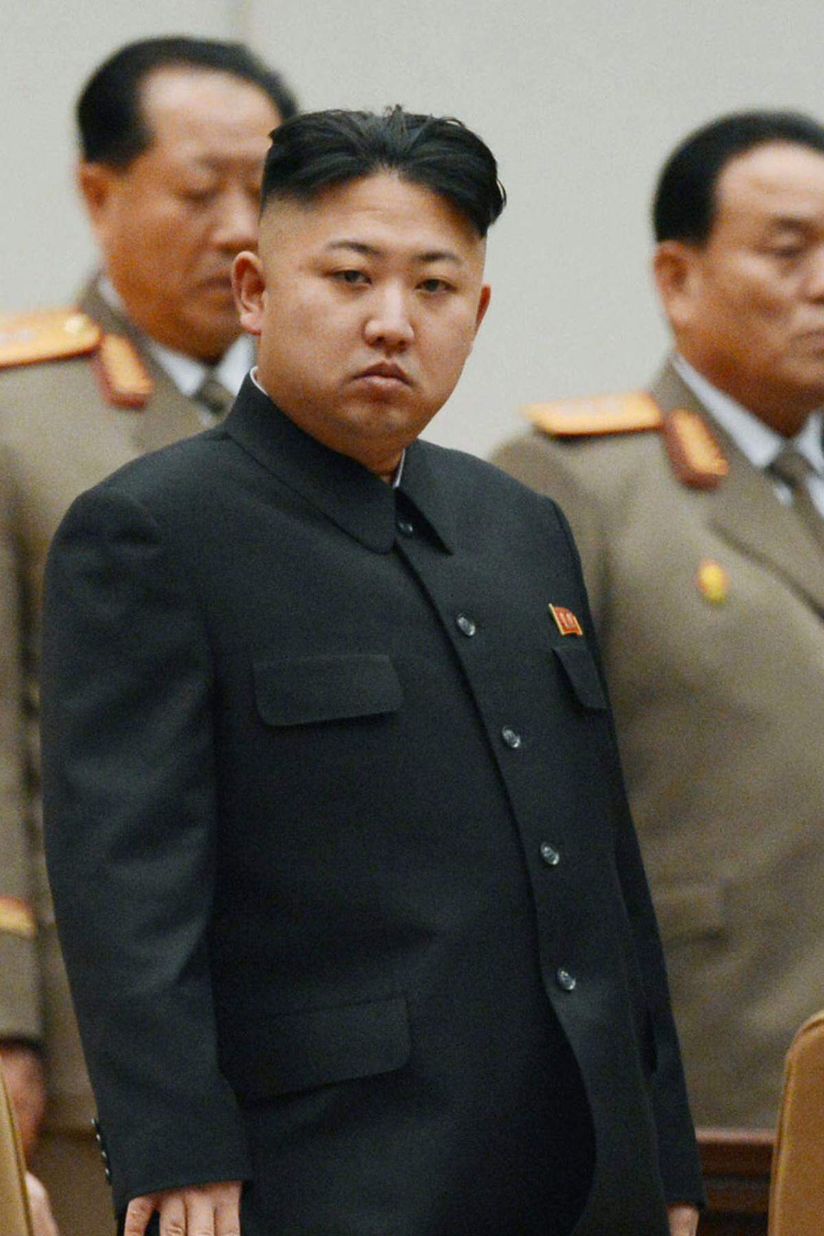 "Erbärmliche, dilettantische Berichterstattung"; "widerlicher, krimineller Akt": Nordkoreas Nachrichtenagentur KCNA schäumt über Berichte aus dem Nachbarland. Mehrere südkoreanische Medien meldeten zuletzt, Nordkoreas Diktator Kim Jong-un habe sich Schönheitsoperationen unterzogen, um seinem Großvater Kim Il-sung zu ähneln. Sechs Mal soll er sich unters Messer gelegt haben. Für KCNA schlicht "unvorstellbar".