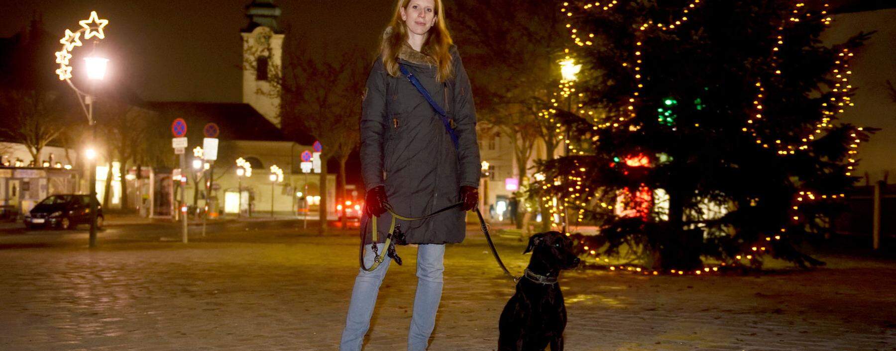 Sonja Krenn mit ihrem Hund. Die Kulturmanagerin kann dem ruhigeren Advent auch Positives abgewinnen, findet es aber schade, dass vieles nicht stattfinden wird. 