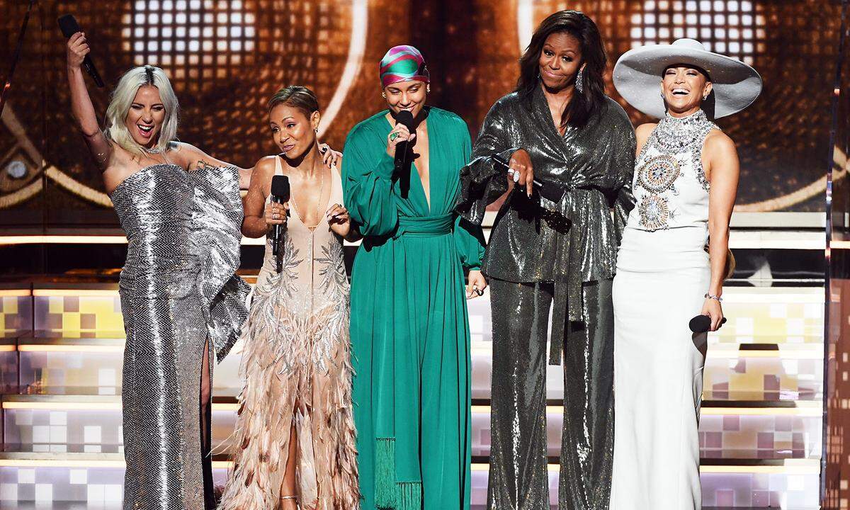 Für Furore sorgte hingegen der Überraschungsauftritt von Ex-First Lady Michelle Obama. An ihrer Seite standen Alicia Keys, die die Preisverleihung moderierte, Jennifer Lopez, Jada Pinkett Smith und Lady Gaga.