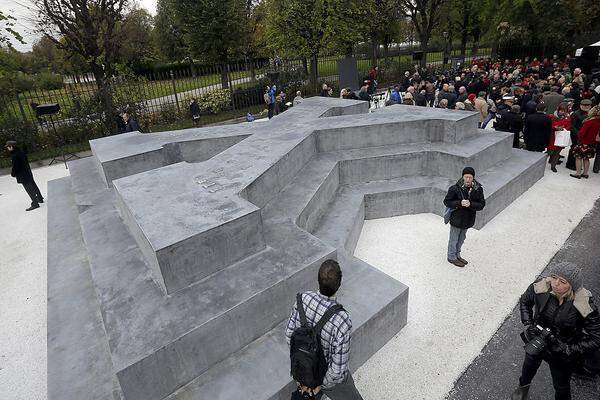 220.000 Euro stellte die Stadt für das im Koalitionspapier verankerte Denkmal zur Verfügung. Für die Gestaltung der liegenden dreistufigen Treppenskulptur in X-Form zeichnete der Künstler Olaf Nicolai verantwortlich.