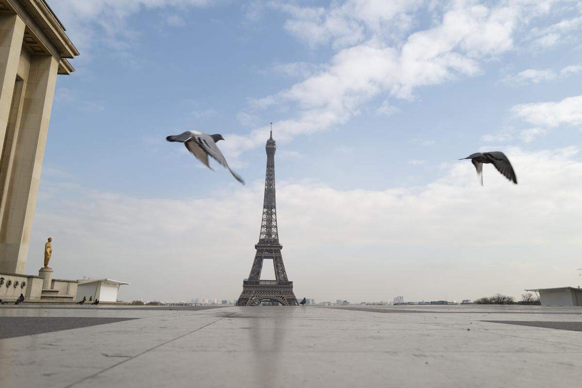 Es ist ein außergewöhnliches Jahr, in dem wir uns befinden. Und es ist noch lange nicht vorbei. Während europäische Regierungen alles Mögliche tun, um einen zweiten Lockdown zu verhindern, wirken die Bilder aus dem Frühjahr 2020 bereits in weite Ferne gerückt, scheinen beinahe utopisch. Ein neuer Bildband zeigt leer gefegte Straßen, verlassene Innenstädte und vereinsamte Orte, an denen sich sonst tausende Touristen tummeln. Etwa vor dem Eiffelturm in Paris, auf dem Foto ganz ohne Menschenmassen.