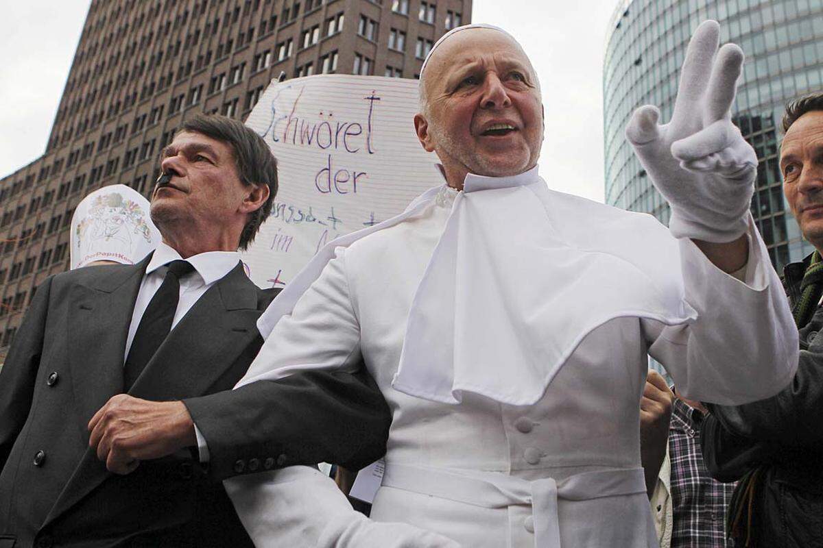 ... sowie Verkleidungsfreudige, die den Papst Arm in Arm mit einem gewissen Schnurrbartträger sehen.