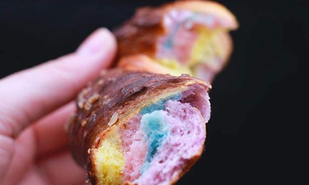 Bunt, Instagram-tauglich und essbar: Nachdem Rainbow-Bagels in New York zum Food-Trend wurden, bietet ein Koch nun auch die traditionelle Brezel in Regenbogenfarben an. Die handgemachten, weichen Brezeln bäckt Alfred Di Martini aus gefärbtem Teig und bestreut sie mit grobkörnigem Salz.