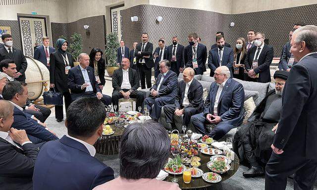 Erdogan mit Putin und anderen Staatschefs beim Treffen in Usbekistan.