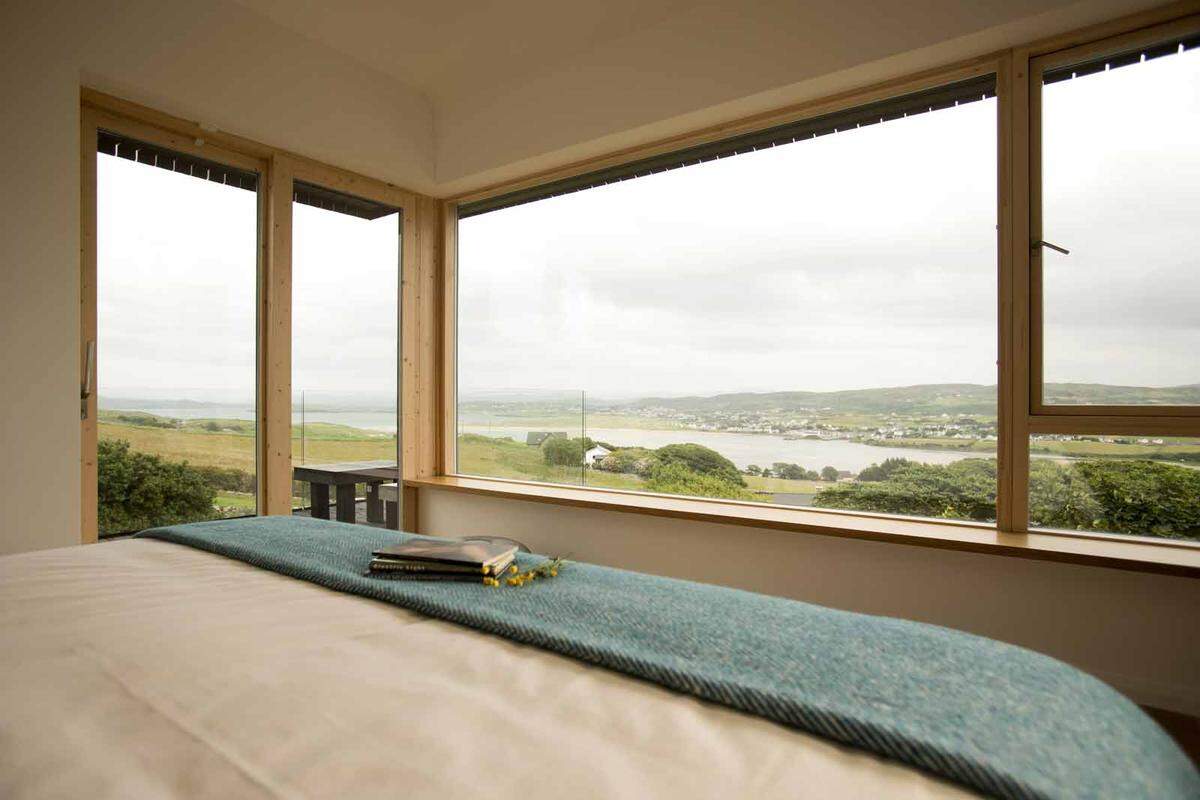 Das Haus verfügt über drei Doppelzimmer, alle haben einen weiten Blick auf den Atlantischen Ozean. Die Einrichtung wurde von lokalen Handwerkern aus Materialien der Umgebung gefertigt. Breac House in Donegal, Irland, www.breac.house