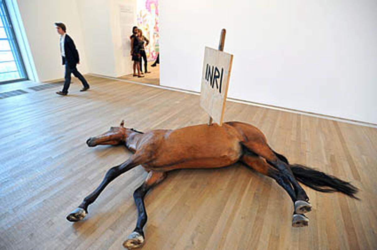 Für einen Skandal sorgte die Schau noch vor ihrer Eröffnung: Die Gallerie musste ein Foto des New Yorker Künstlers Richard Prince auf Einschreiten der Polizei entfernen. Diese hatte befürchtet, dass es unter die Rubrik "Kinderpornografie" fallen und den Besucher verstören könnte.  Im Bild: Ein Werk von Maurizio Cattelan