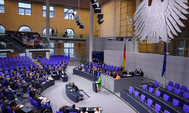 Im deutschen Bundestag wird gespart.