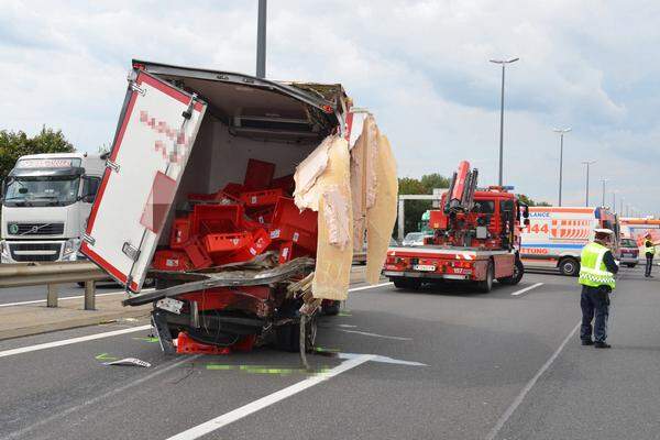 Neun Autos, darunter ein Sattelschlepper und ein Kleinlaster, waren in die Massenkarambolage involviert,