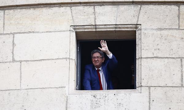 Jean-Luc Mélenchon Chef der linkspopulistischen Partei „La France insoumise“ und Mitglied der linken „Neuen Volksfront“ erhob unmittelbar nach der ersten Hochrechnung den Regierungsanspruch.
