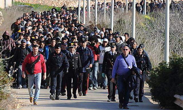 Seit Beginn der Krise in Nordafrika sind offiziellen Angaben zufolge 26.000 tunesische Migranten auf Lampedusa eingetroffen.