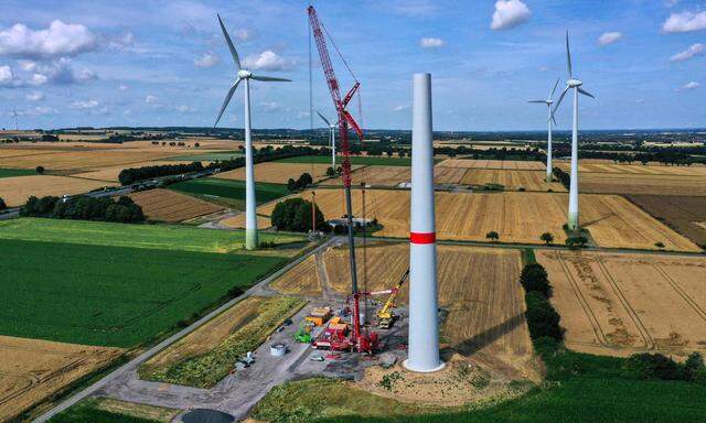 Der Bau von Windkraftanlagen (am Bild eine deutsche nahe Dortmund) kann Thema einer Volksbefragung sein.