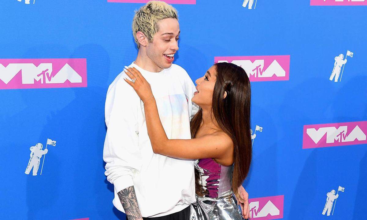 Ariana Grande und Pete Davidson haben laut „TMZ“ nach nur fünf Monaten ihre Verlobung aufgelöst. Bei einem Auftritt soll die Sängerin ohne ihren Verlobungsring aufgetreten sein. Das Paar hatte sich erst im Juni überraschend verlobt - nur wenige Wochen, nachdem sie sich näher kennengelernt und sich von ihren früheren Partnern getrennt hatten.