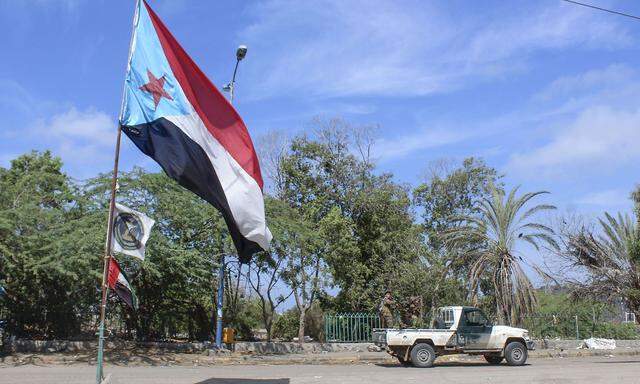 Südjemenitische Separatisten hissen ihre Flagge in Aden.