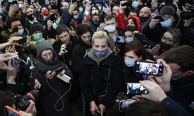 Julia Nawalnaja umringt von Anhängern und Journalisten bei der Rückkehr nach Moskau Mitte Jänner, als ihr Mann Alexej in Gewahrsam genommen wurde.
