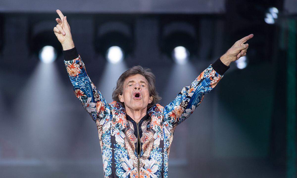 Mick Jagger wurde angeblich nur deshalb in dem Londoner Vorort Dartford geboren, weil es seine Eltern 1943 während der Luftangriffe nicht mehr nach London hinein schafften. Laut einem Biographen war seine Stimme schon damals durchdringender als die Luftschutzsirenen. Er kam aus einer Lehrerfamilie - Vater, Mutter und Großvater unterrichteten. Aber das kam nie für ihn in Frage - "keine Geduld!" sagte er dem irischen Sender "RTE".